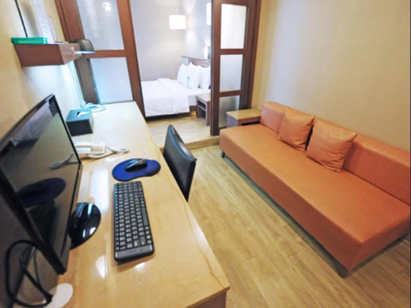 Kindness Hotel - Hanshen Kaohsiung Esterno foto