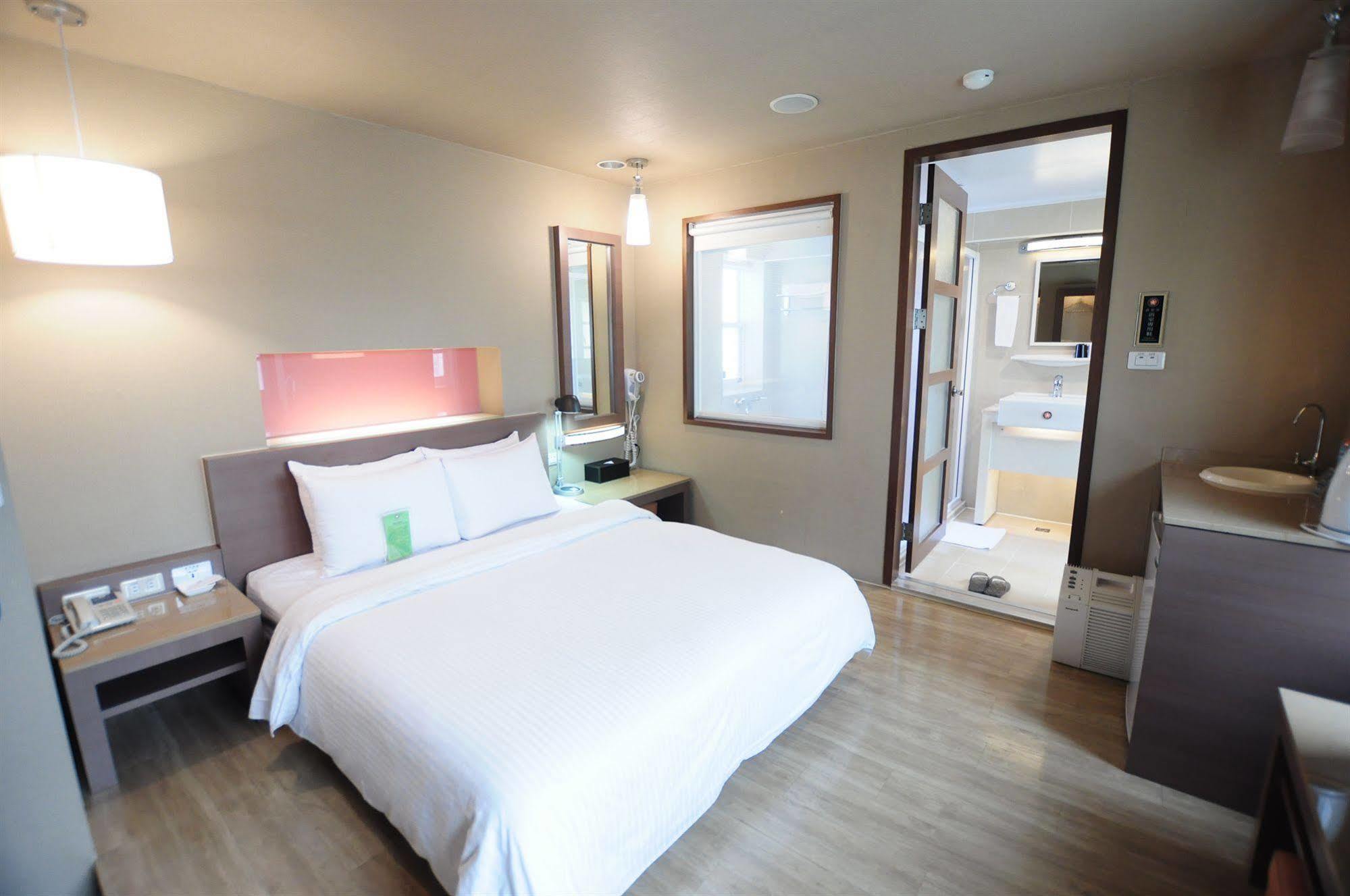 Kindness Hotel - Hanshen Kaohsiung Esterno foto
